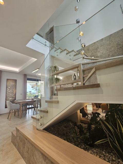 Prostrana, moderna vila s bazenom u mirnom okruženju