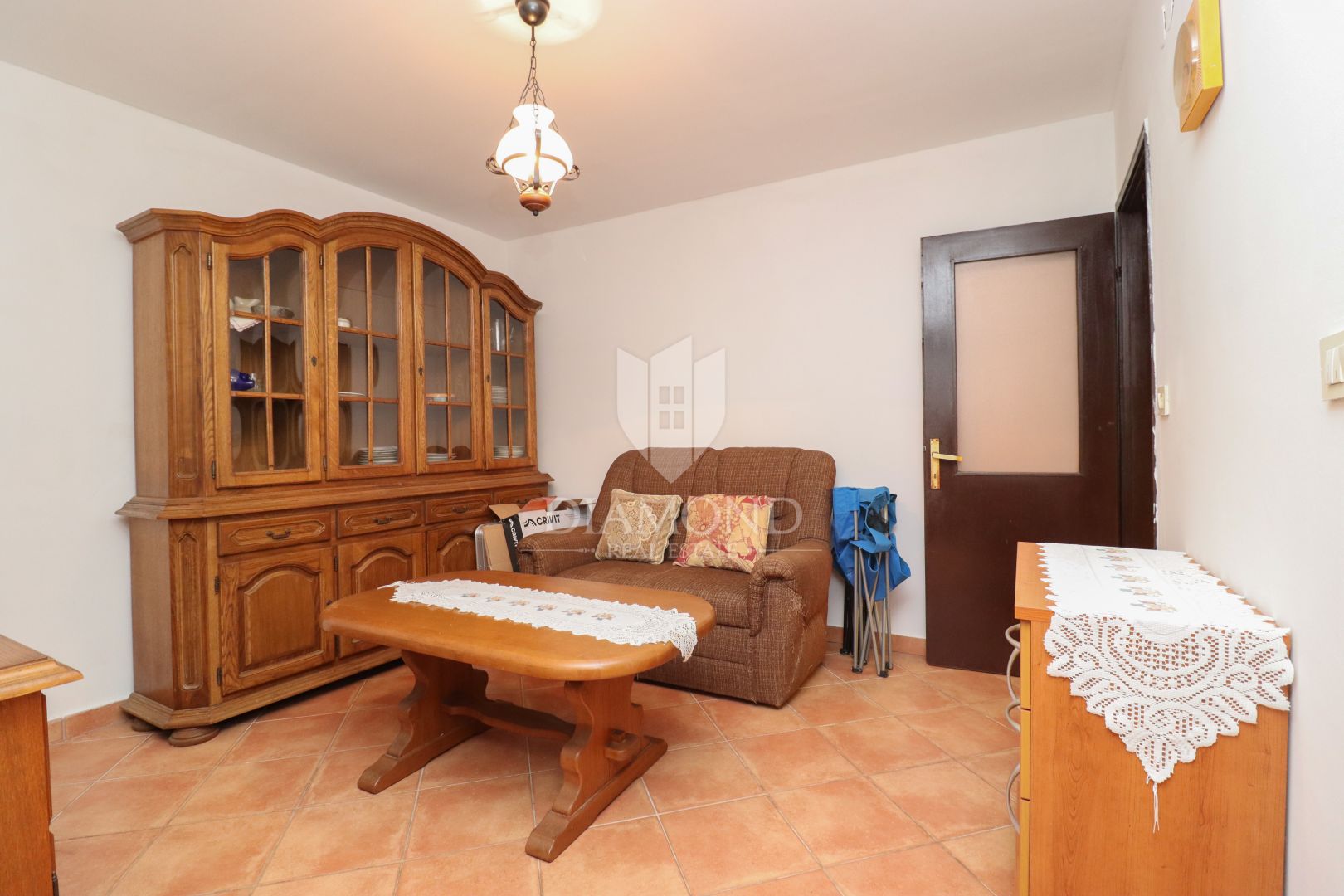 Velika kamena kuća s vlastitom okućnicom u mirnom selu