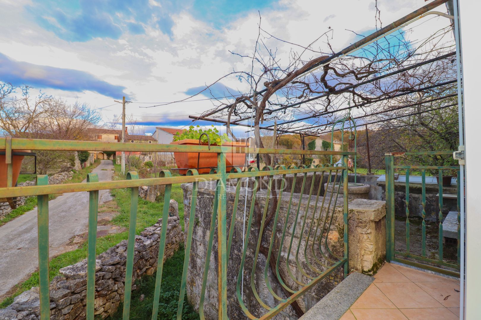 Velika kamena kuća s vlastitom okućnicom u mirnom selu