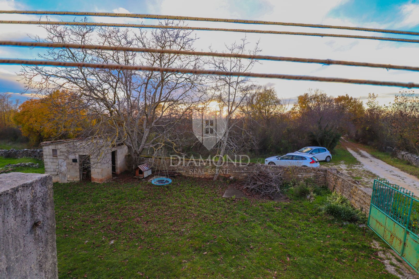 Velika kamena kuća s vlastitom okućnicom u mirnom selu