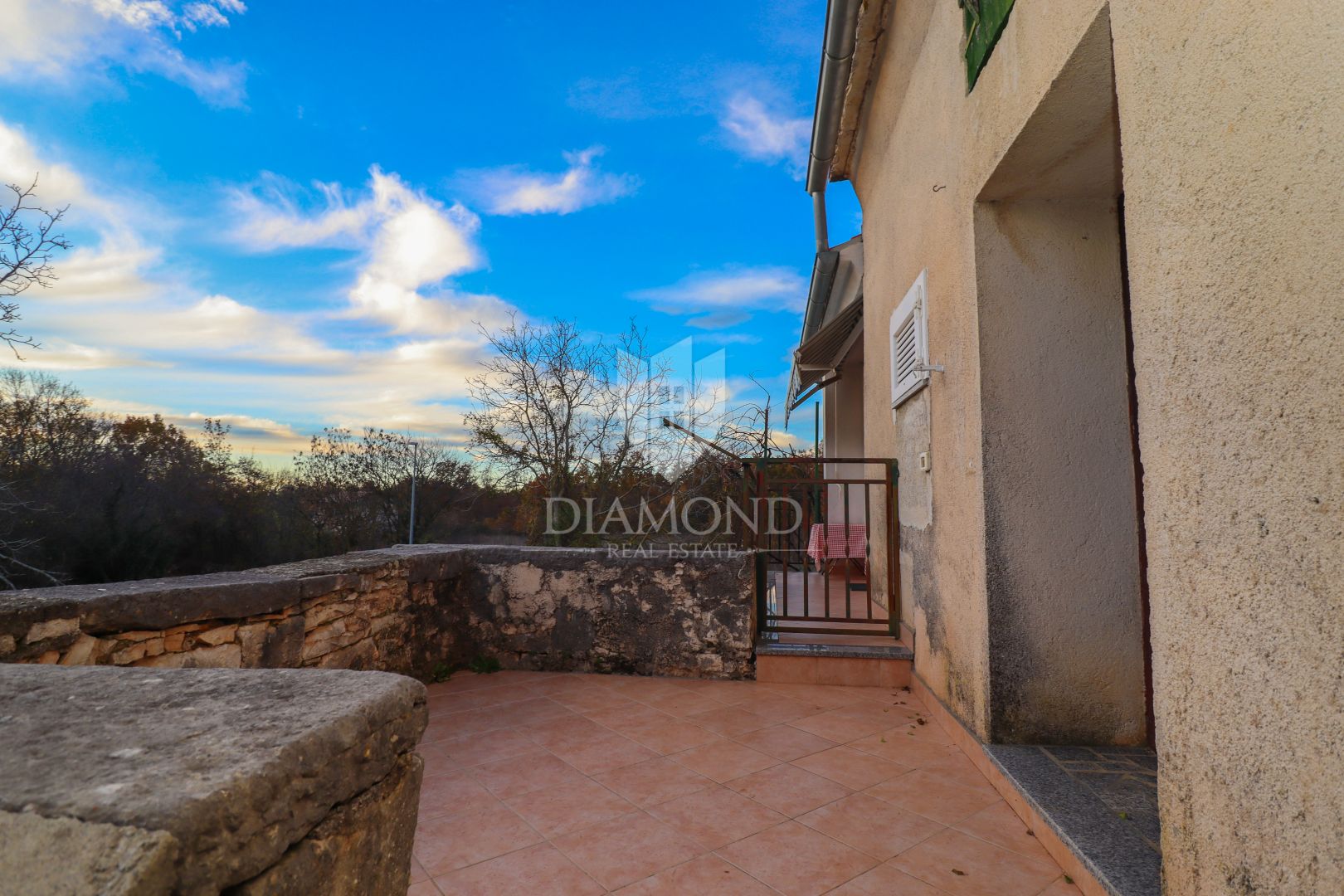 Velika kamena kuća s vlastitom okućnicom u mirnom selu