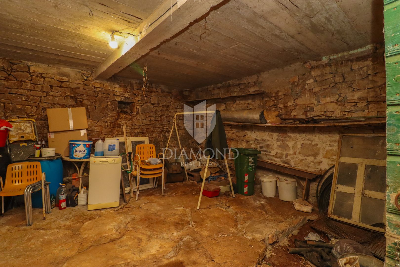 Velika kamena kuća s vlastitom okućnicom u mirnom selu