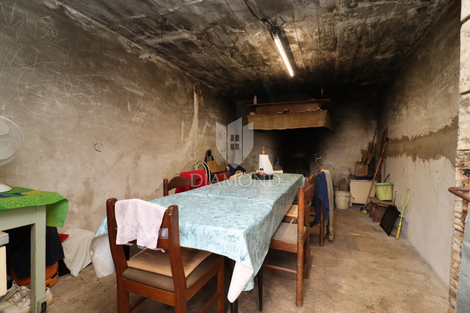 Velika kamena kuća s vlastitom okućnicom u mirnom selu