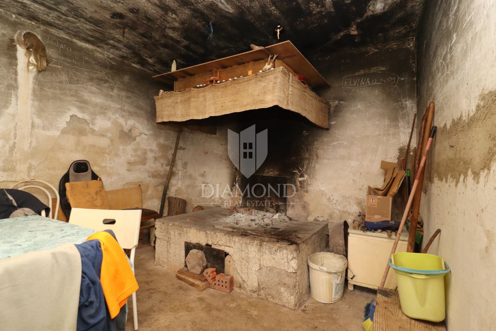 Velika kamena kuća s vlastitom okućnicom u mirnom selu