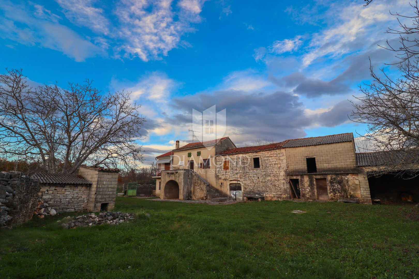 Velika kamena kuća s vlastitom okućnicom u mirnom selu