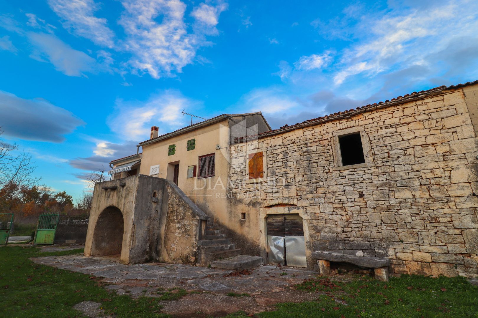 Velika kamena kuća s vlastitom okućnicom u mirnom selu