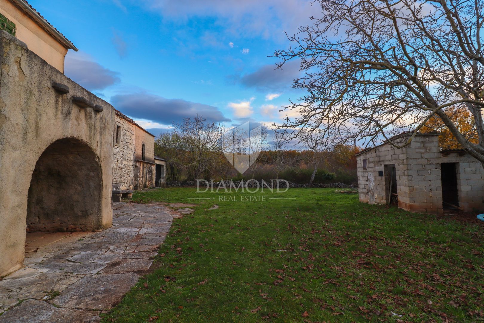 Velika kamena kuća s vlastitom okućnicom u mirnom selu