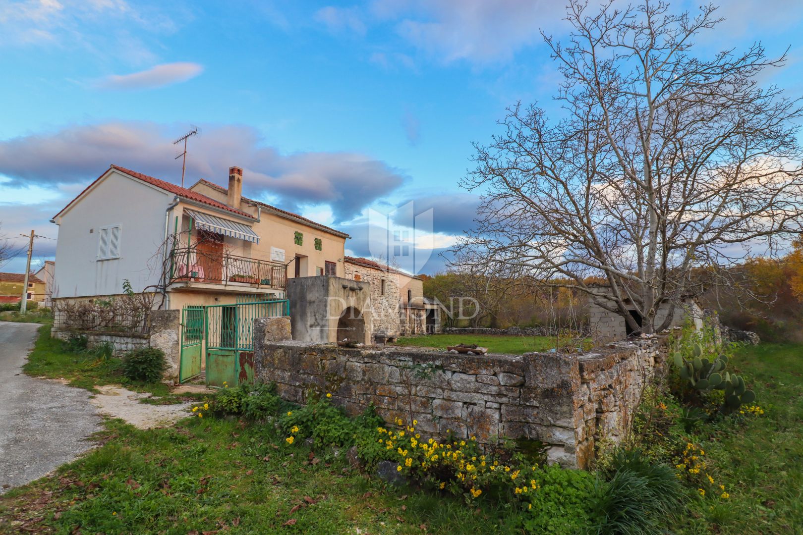 Velika kamena kuća s vlastitom okućnicom u mirnom selu