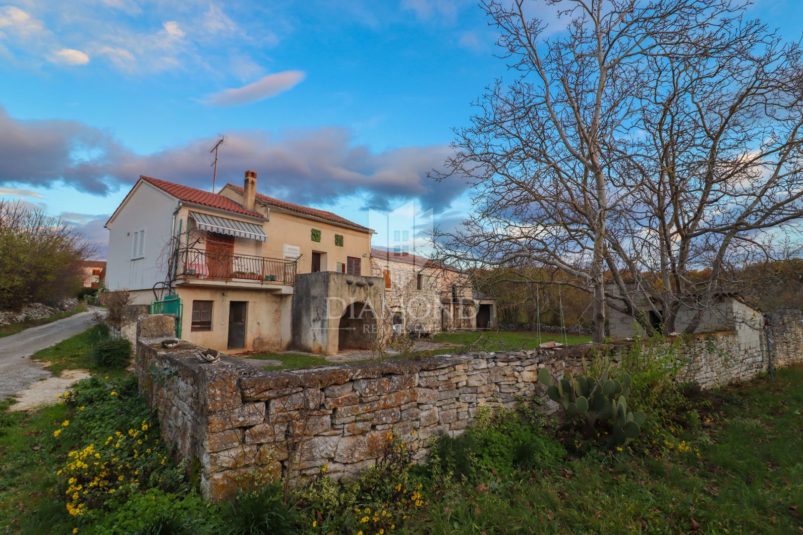 Velika kamena kuća s vlastitom okućnicom u mirnom selu