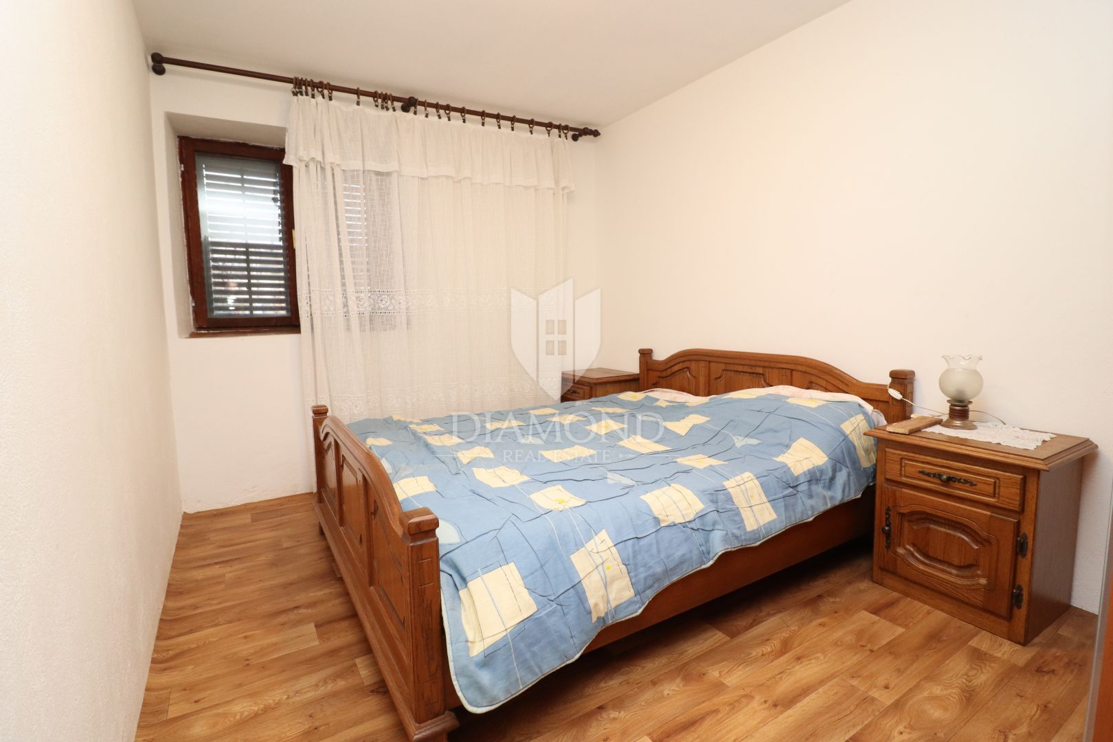 Velika kamena kuća s vlastitom okućnicom u mirnom selu