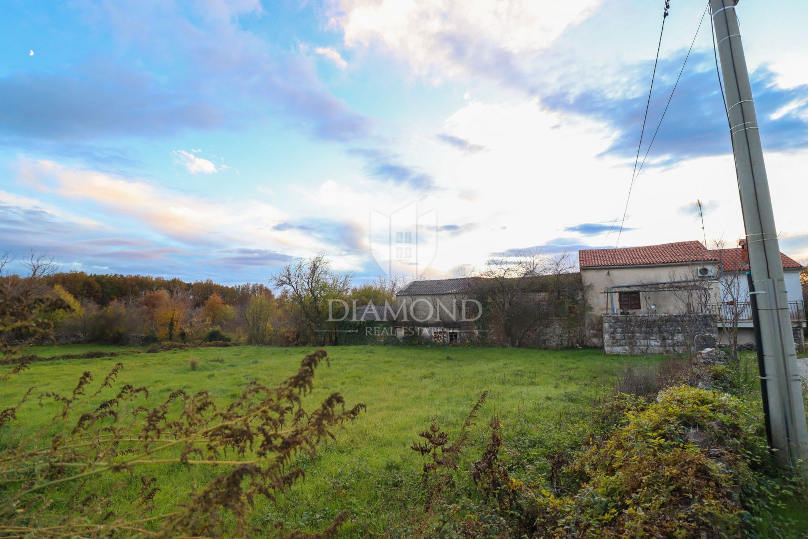 Velika kamena kuća s vlastitom okućnicom u mirnom selu