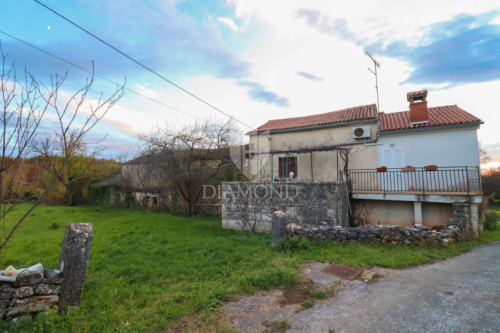 Velika kamena kuća s vlastitom okućnicom u mirnom selu