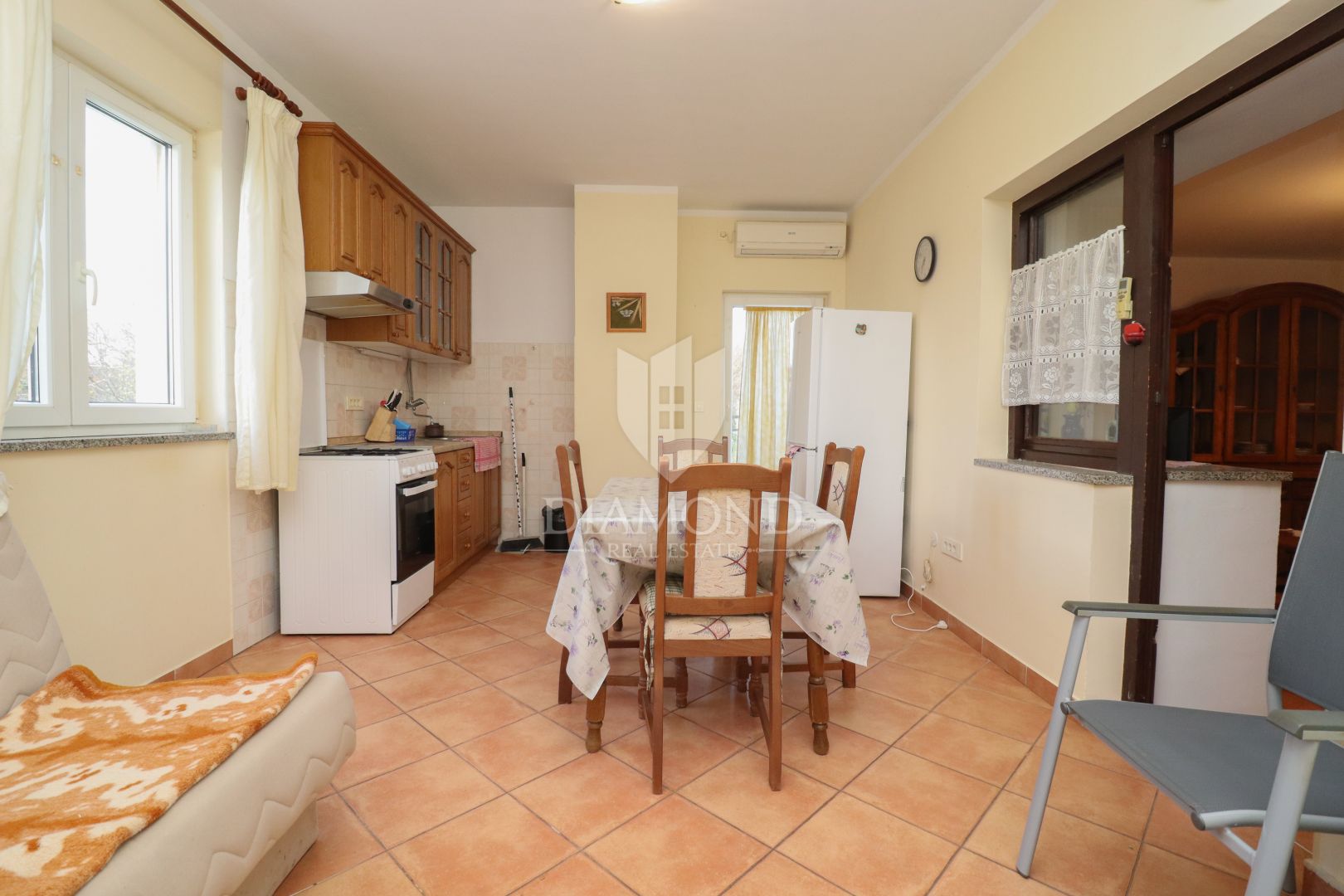 Velika kamena kuća s vlastitom okućnicom u mirnom selu