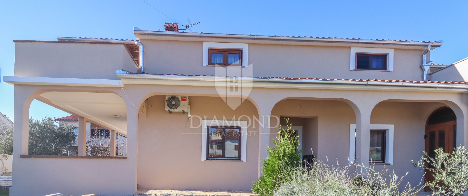 Haus mit Pool in der Umgebung von Pula, 2 Wohneinheiten + Garage + Konoba