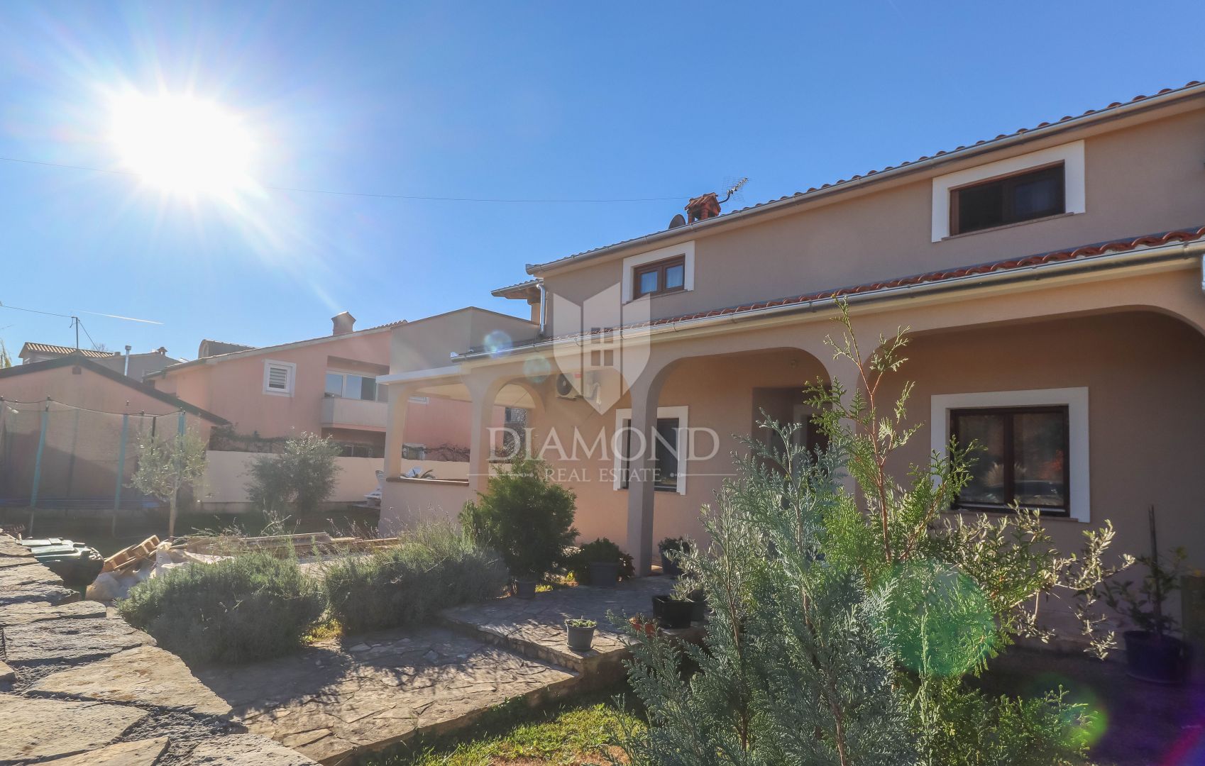 Haus mit Pool in der Umgebung von Pula, 2 Wohneinheiten + Garage + Konoba