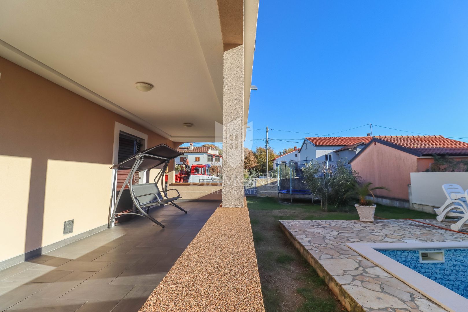 Haus mit Pool in der Umgebung von Pula, 2 Wohneinheiten + Garage + Konoba