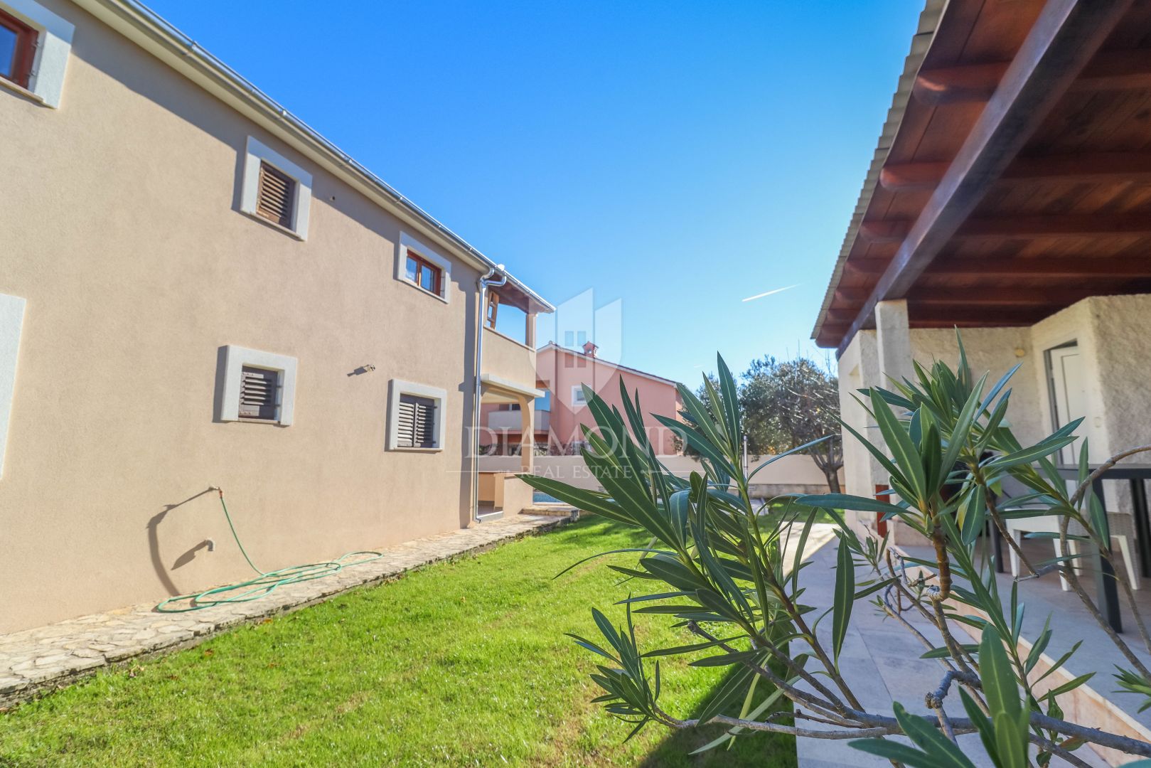 Haus mit Pool in der Umgebung von Pula, 2 Wohneinheiten + Garage + Konoba