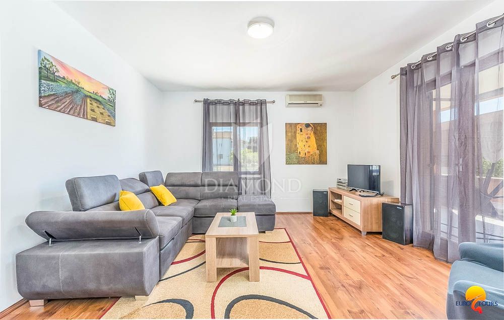 Haus mit Pool in der Umgebung von Pula, 2 Wohneinheiten + Garage + Konoba