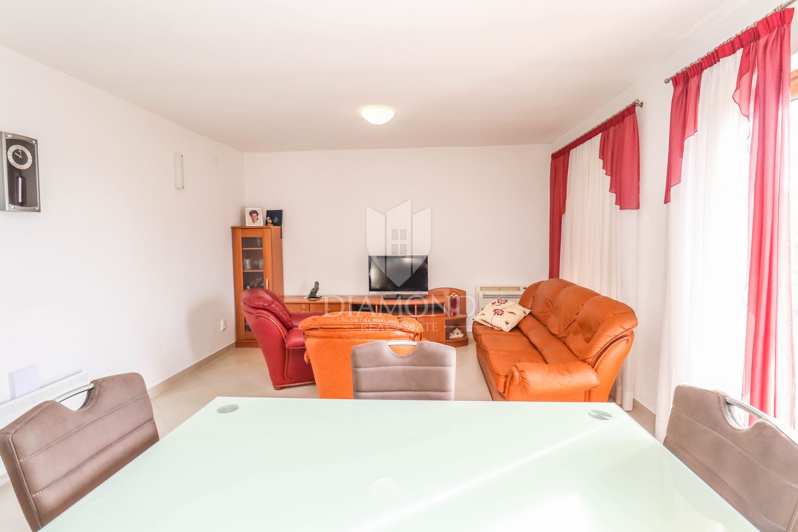 Pula, Haus mit zwei Wohnungen und Garage in ruhiger Straße!