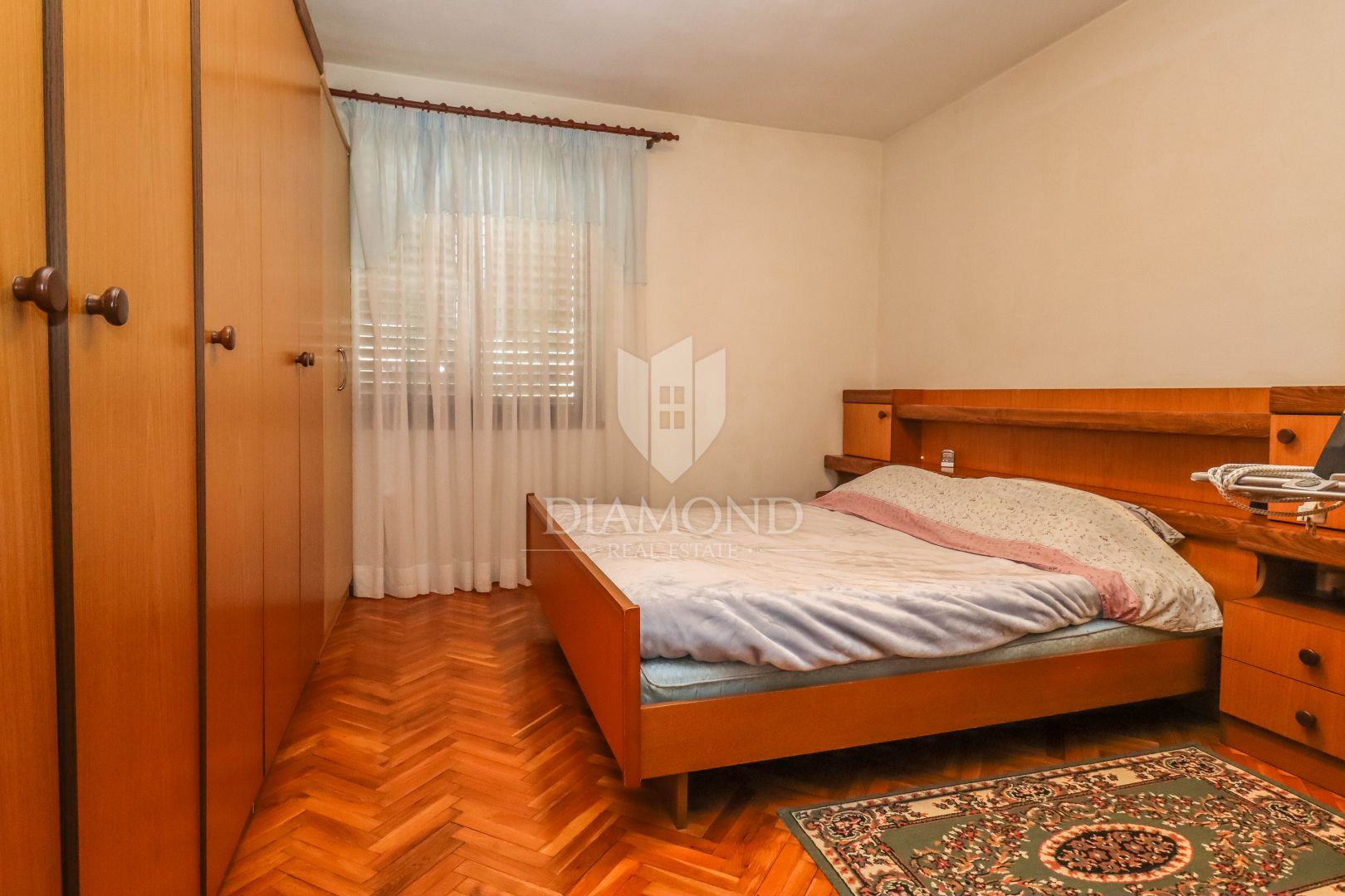 Pula, Haus mit zwei Wohnungen und Garage in ruhiger Straße!