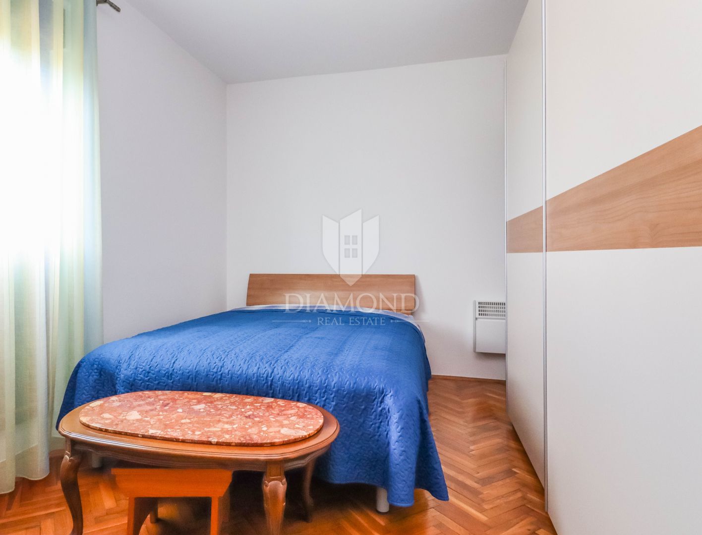 Pula, Haus mit zwei Wohnungen und Garage in ruhiger Straße!