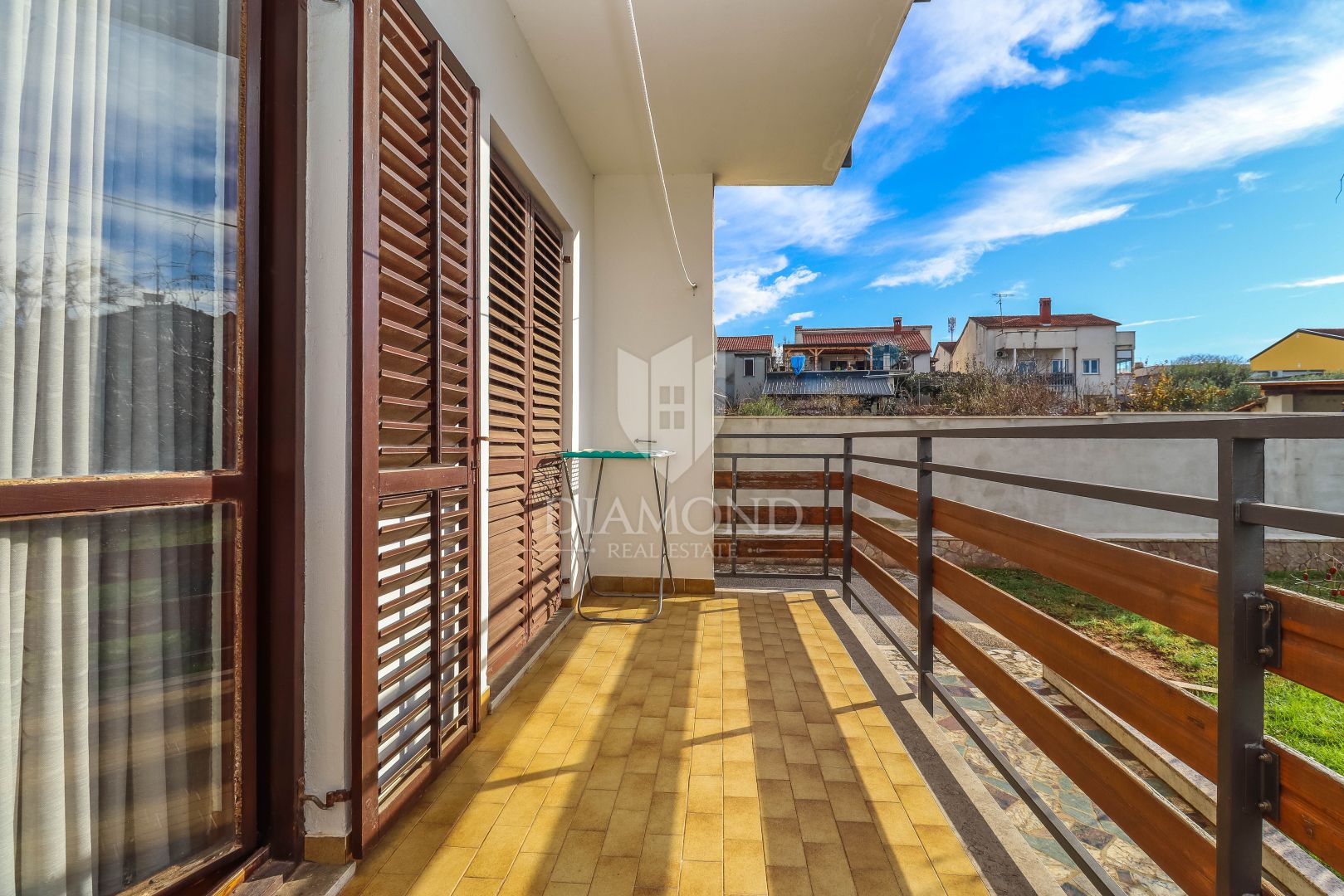 Pula, Haus mit zwei Wohnungen und Garage in ruhiger Straße!