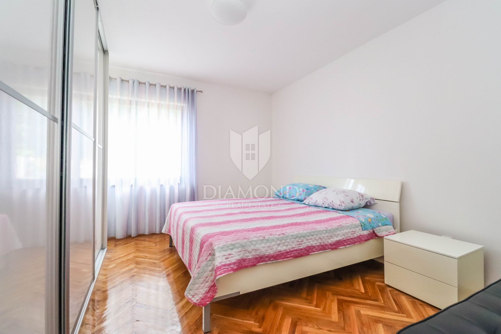 Pula, Haus mit zwei Wohnungen und Garage in ruhiger Straße!