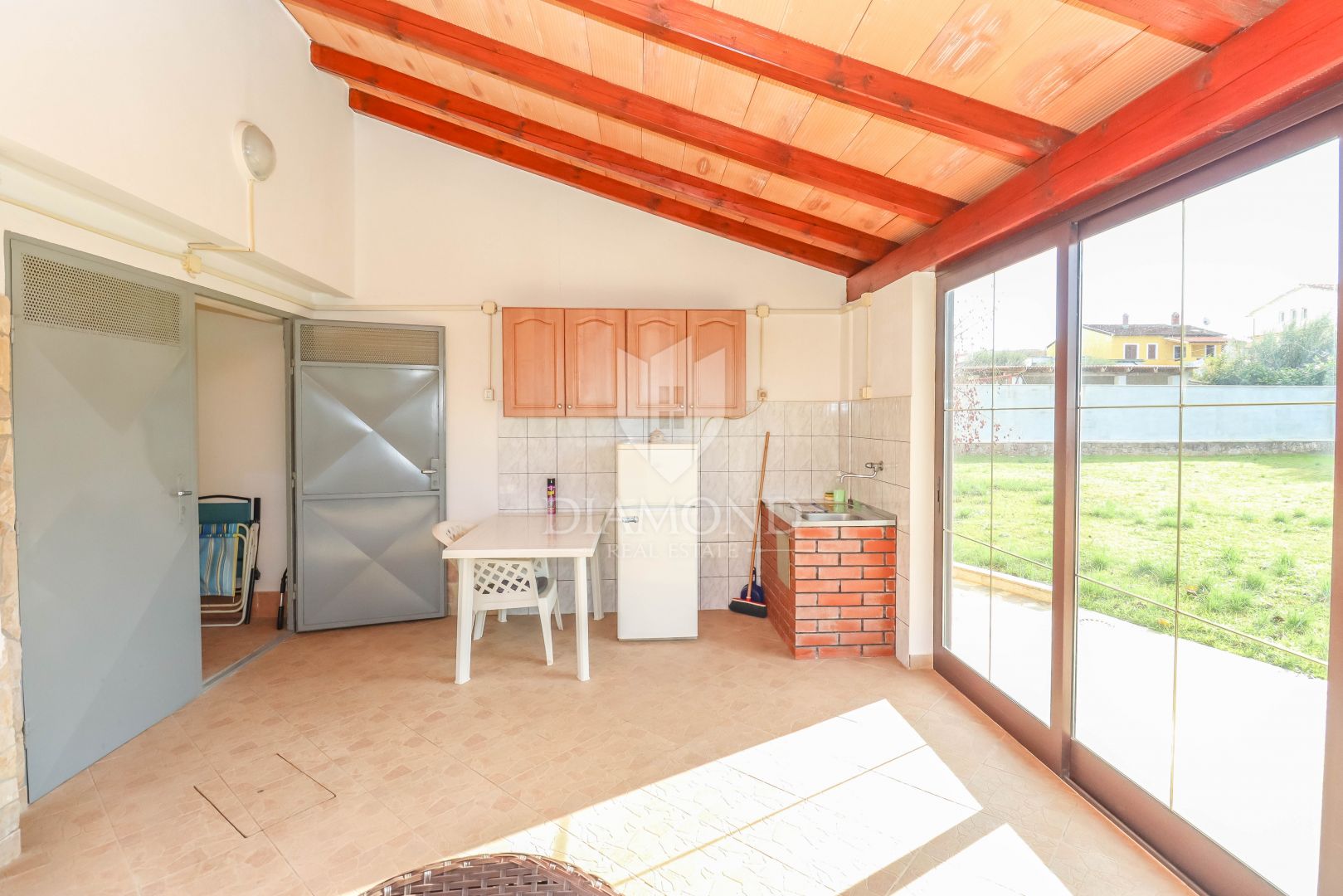 Pula, Haus mit zwei Wohnungen und Garage in ruhiger Straße!