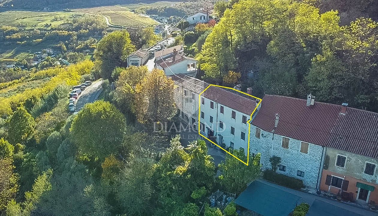 EKSLUZIVNO! Motovun, prostrana kuća 264 m2 na rubu grada
