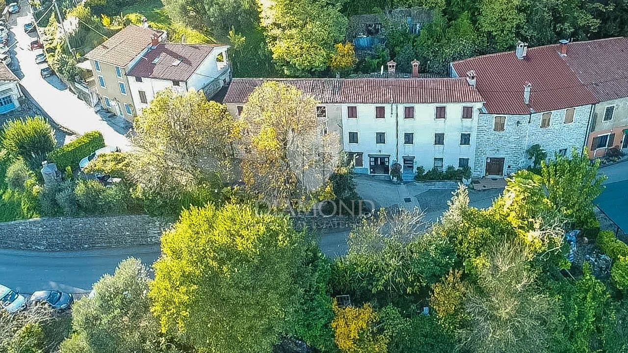 EKSLUZIVNO! Motovun, prostrana kuća 264 m2 na rubu grada