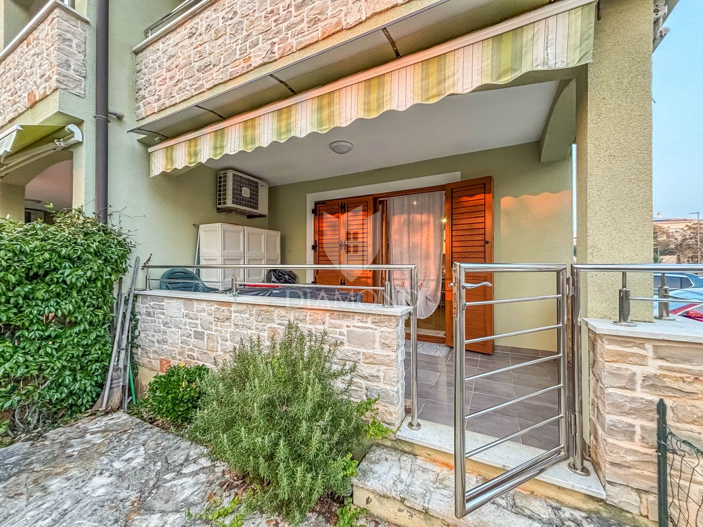 Exklusiv! Novigrad, Erdgeschosswohnung 100 m vom Strand entfernt!