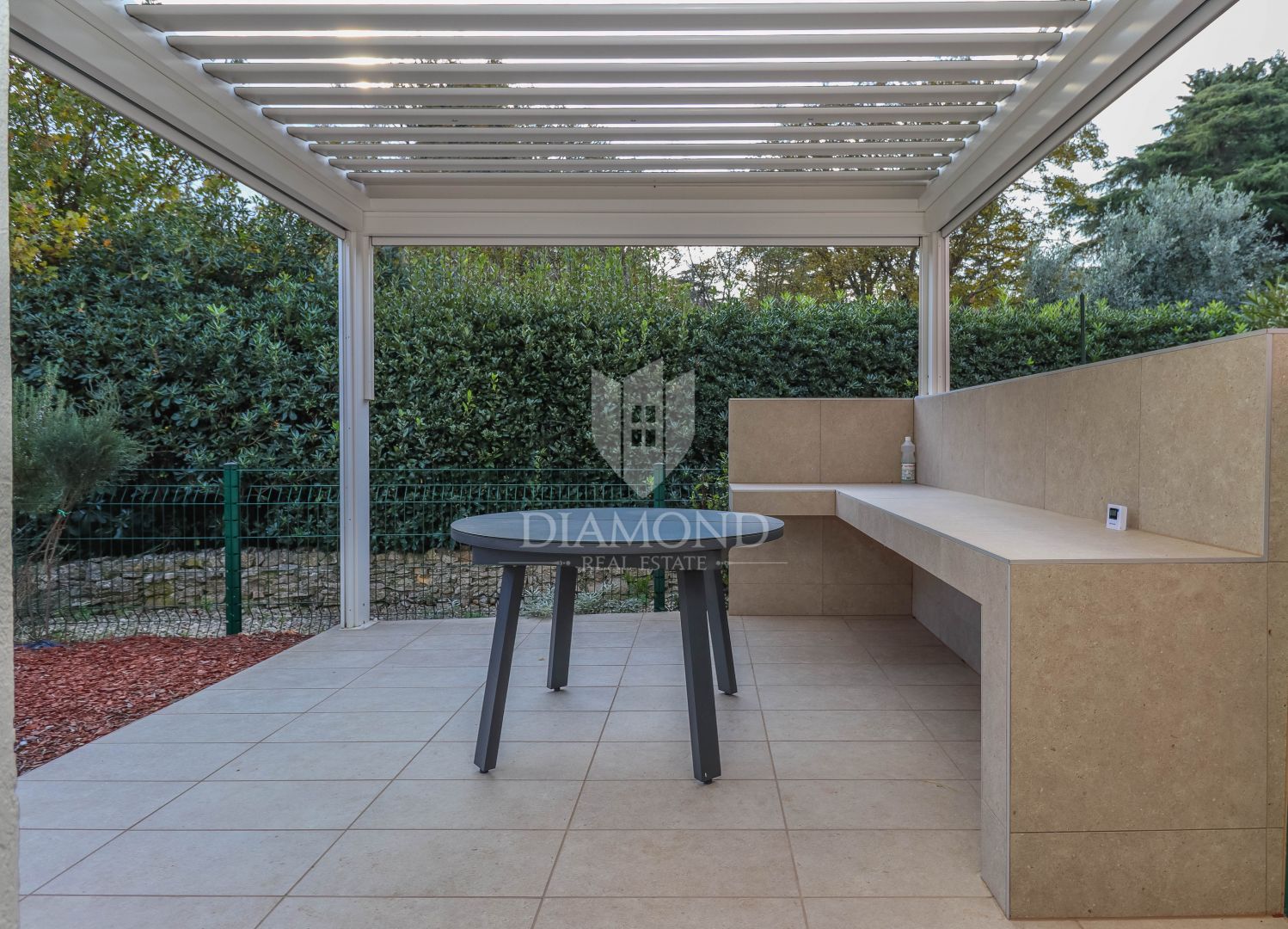 Atraktivan stan s privatnim vrtom u Premanturi