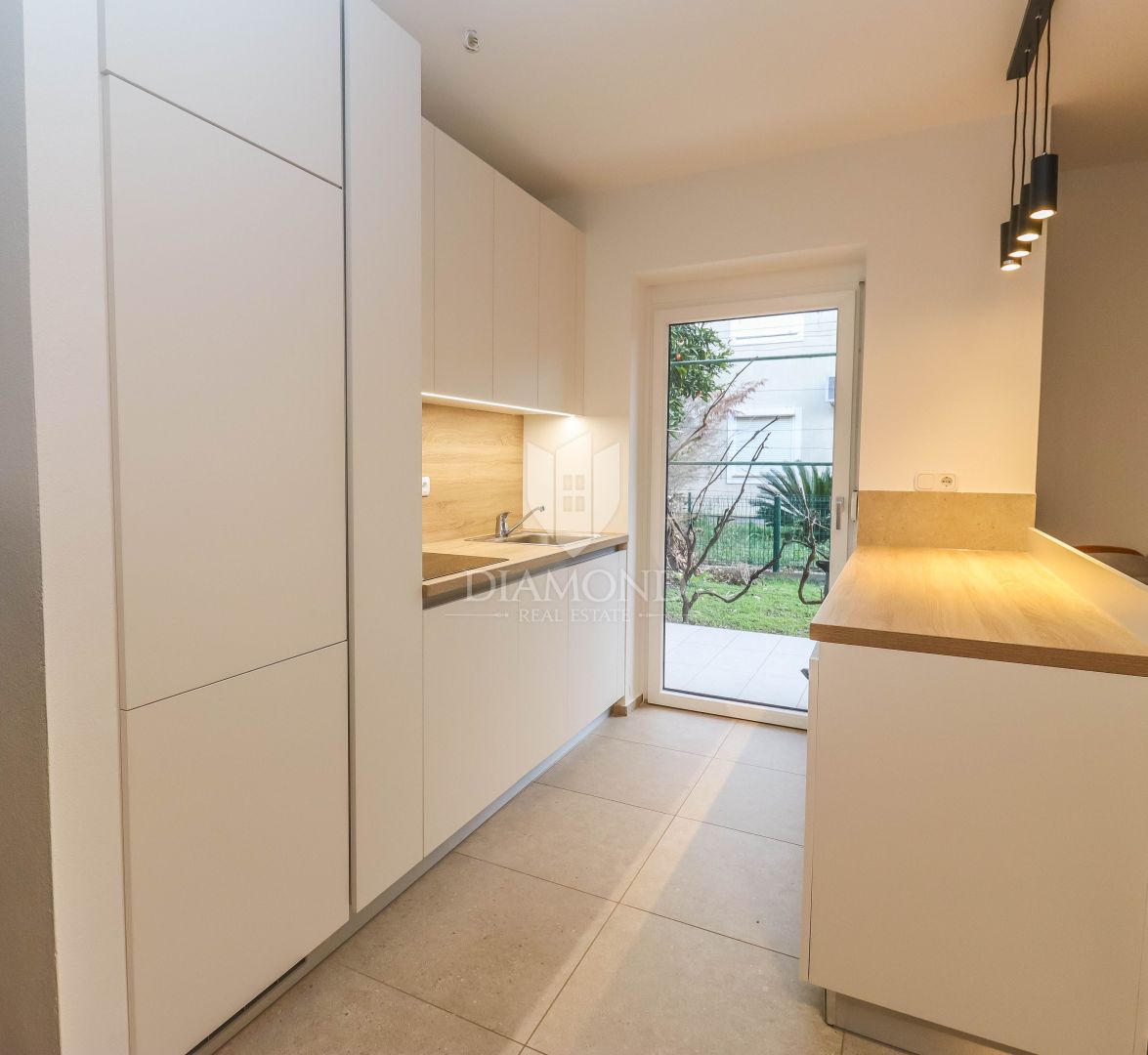 Atraktivan stan s privatnim vrtom u Premanturi