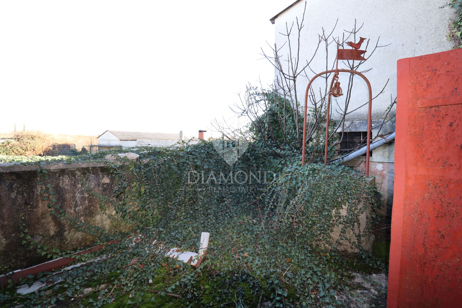 Žminj, zwei renovierungsbedürftige Häuser mit großem Hof