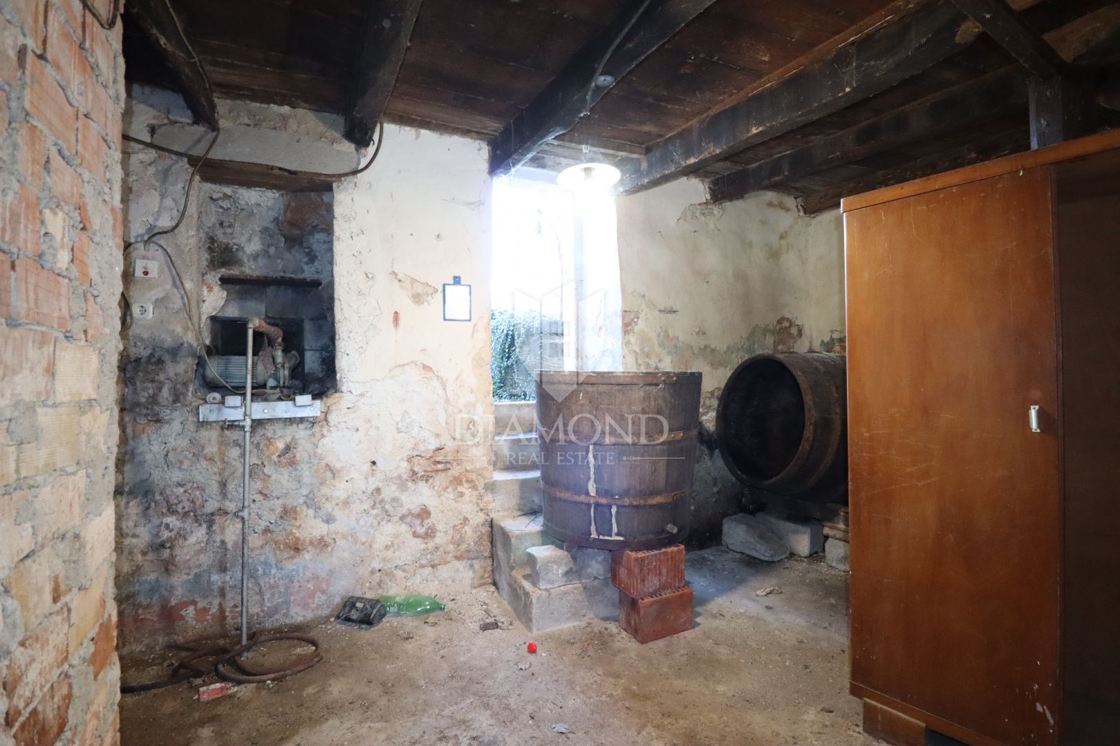 Žminj, zwei renovierungsbedürftige Häuser mit großem Hof