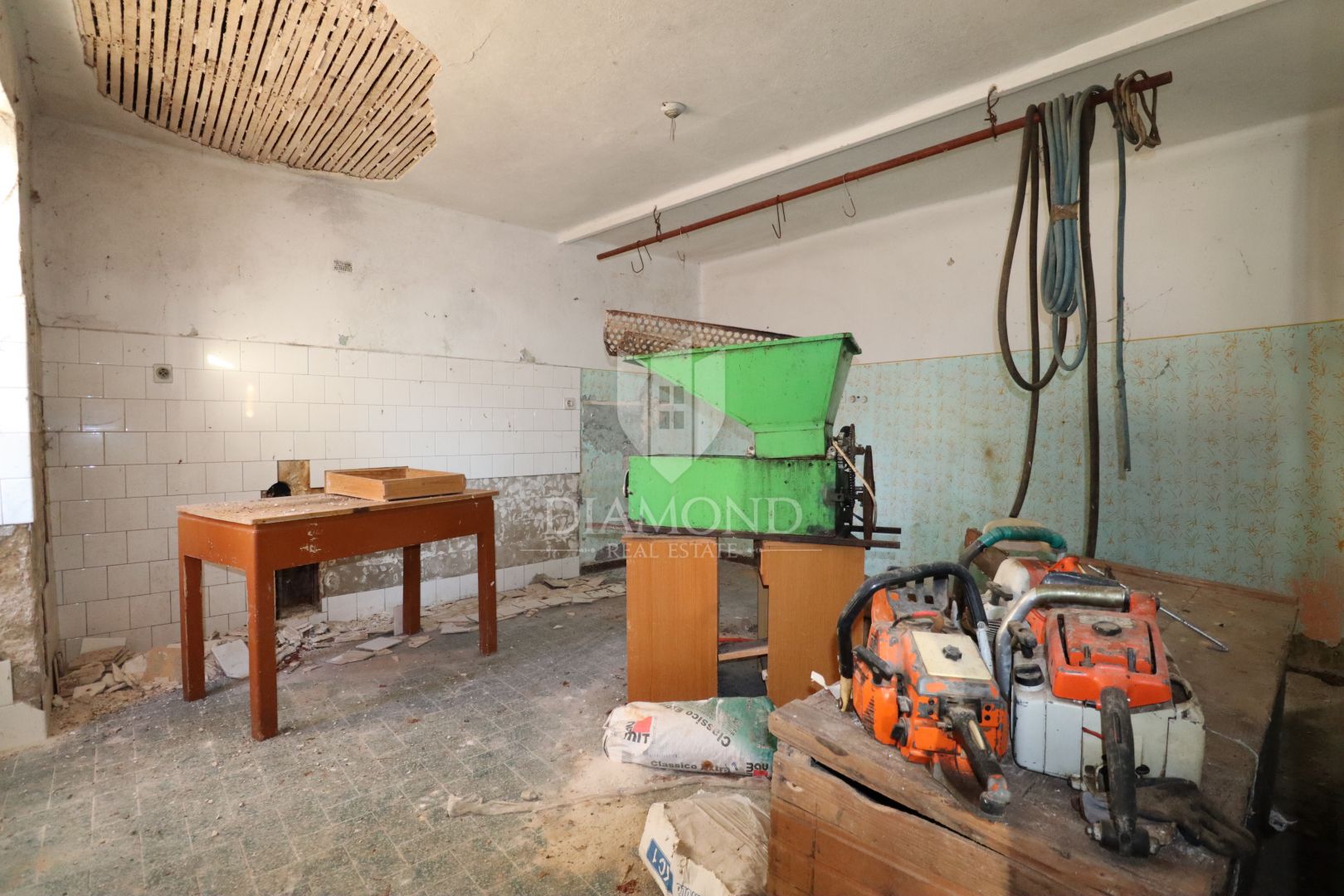 Žminj, zwei renovierungsbedürftige Häuser mit großem Hof