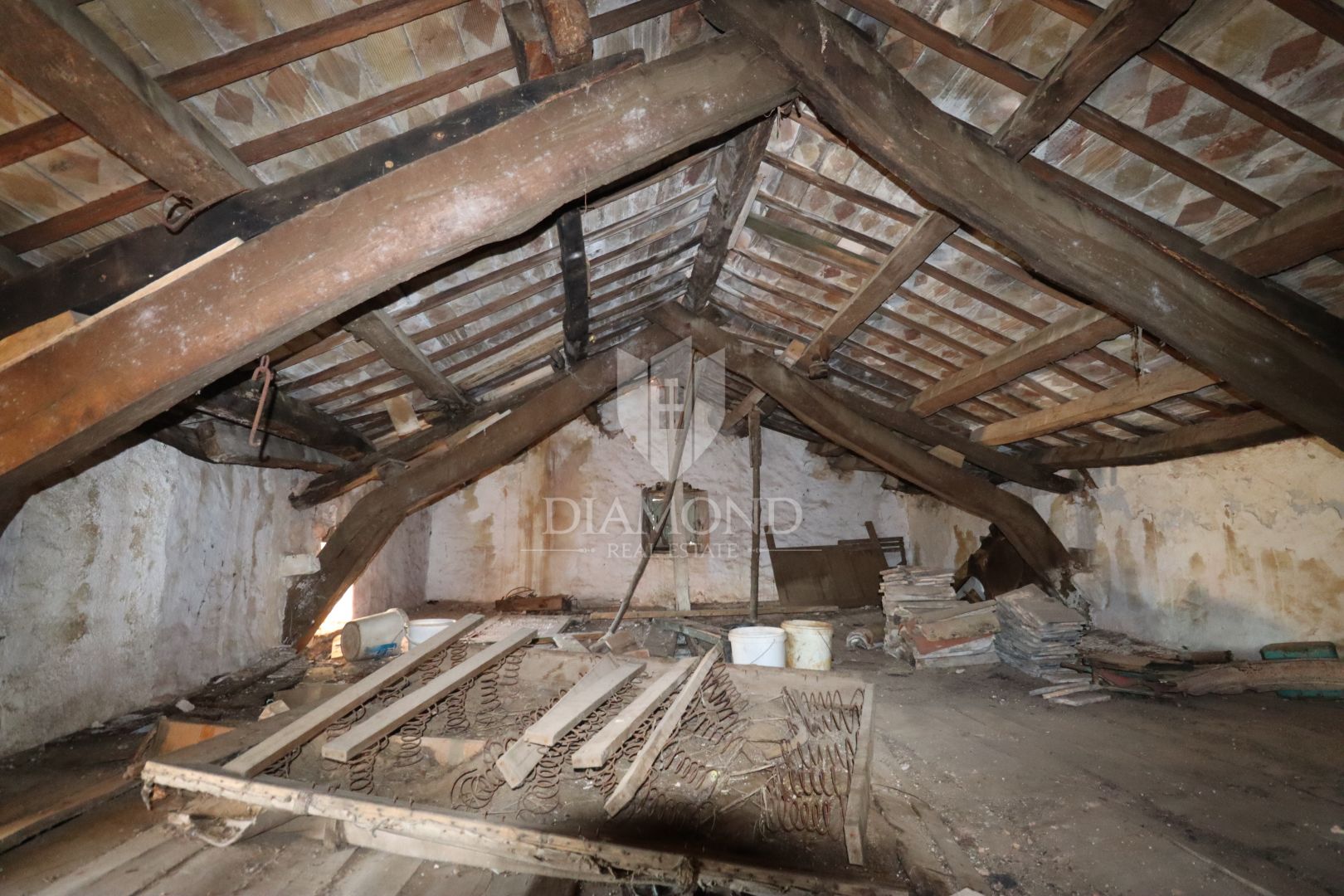 Žminj, zwei renovierungsbedürftige Häuser mit großem Hof