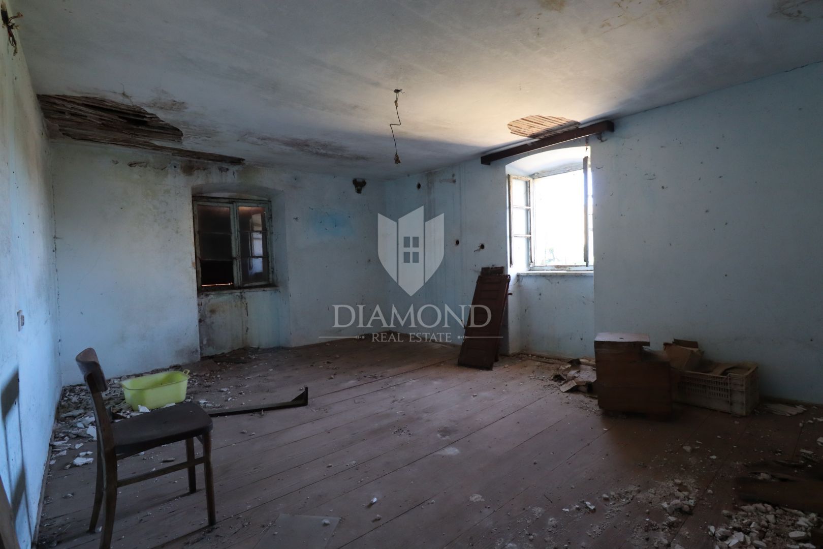 Žminj, zwei renovierungsbedürftige Häuser mit großem Hof