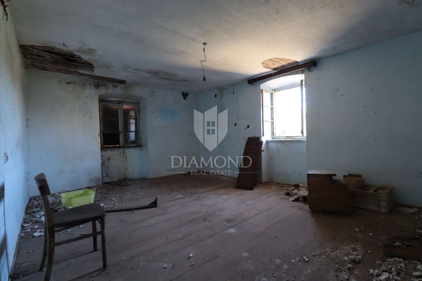 Žminj, zwei renovierungsbedürftige Häuser mit großem Hof