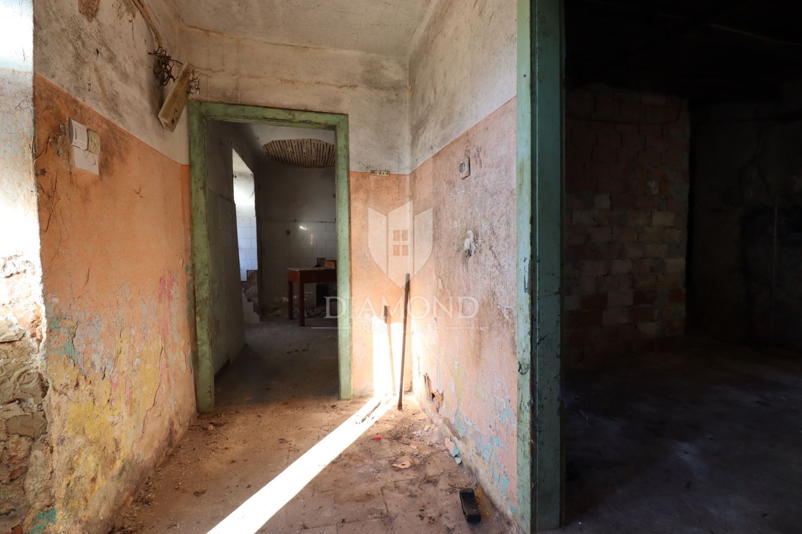 Žminj, zwei renovierungsbedürftige Häuser mit großem Hof