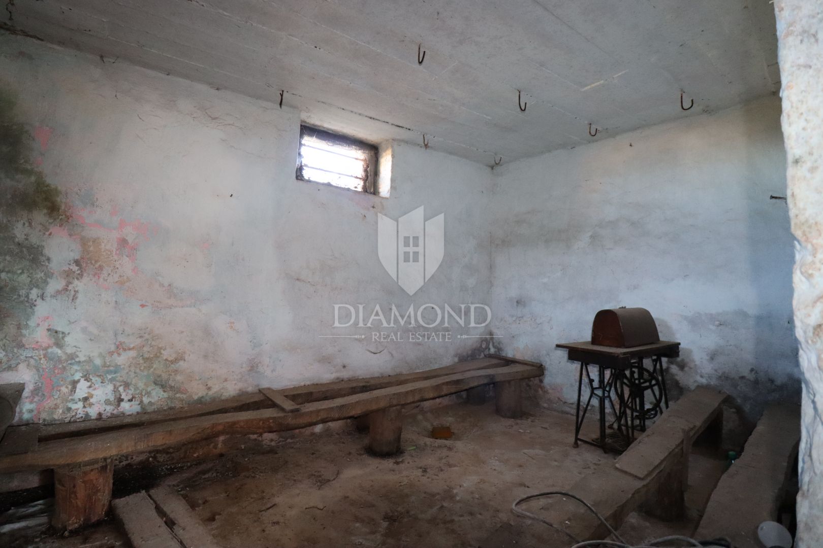 Žminj, zwei renovierungsbedürftige Häuser mit großem Hof