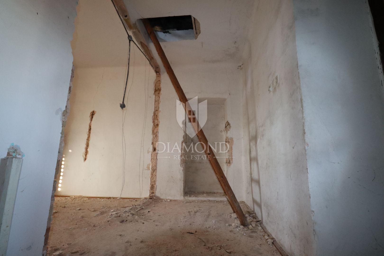 Žminj, zwei renovierungsbedürftige Häuser mit großem Hof