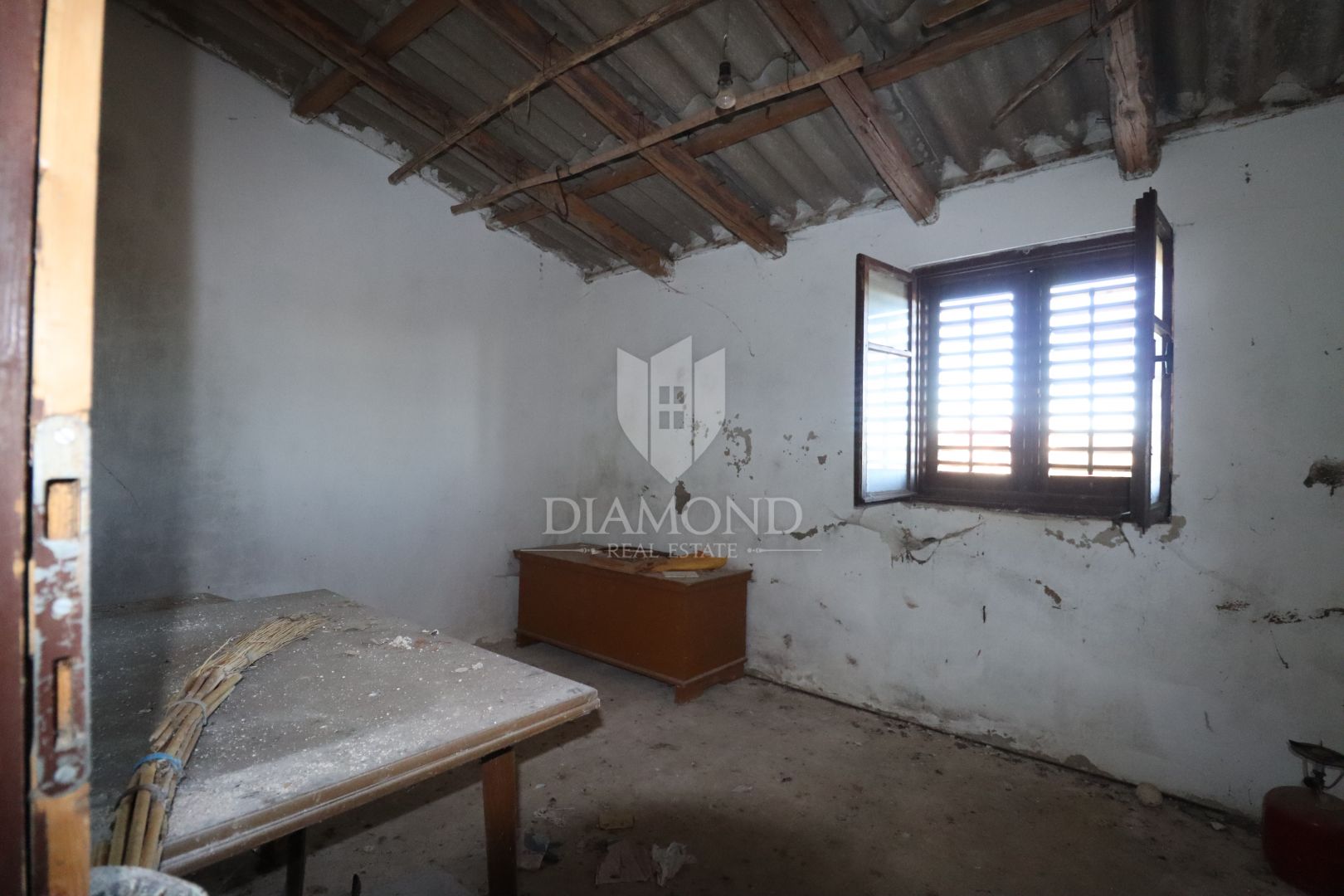 Žminj, zwei renovierungsbedürftige Häuser mit großem Hof