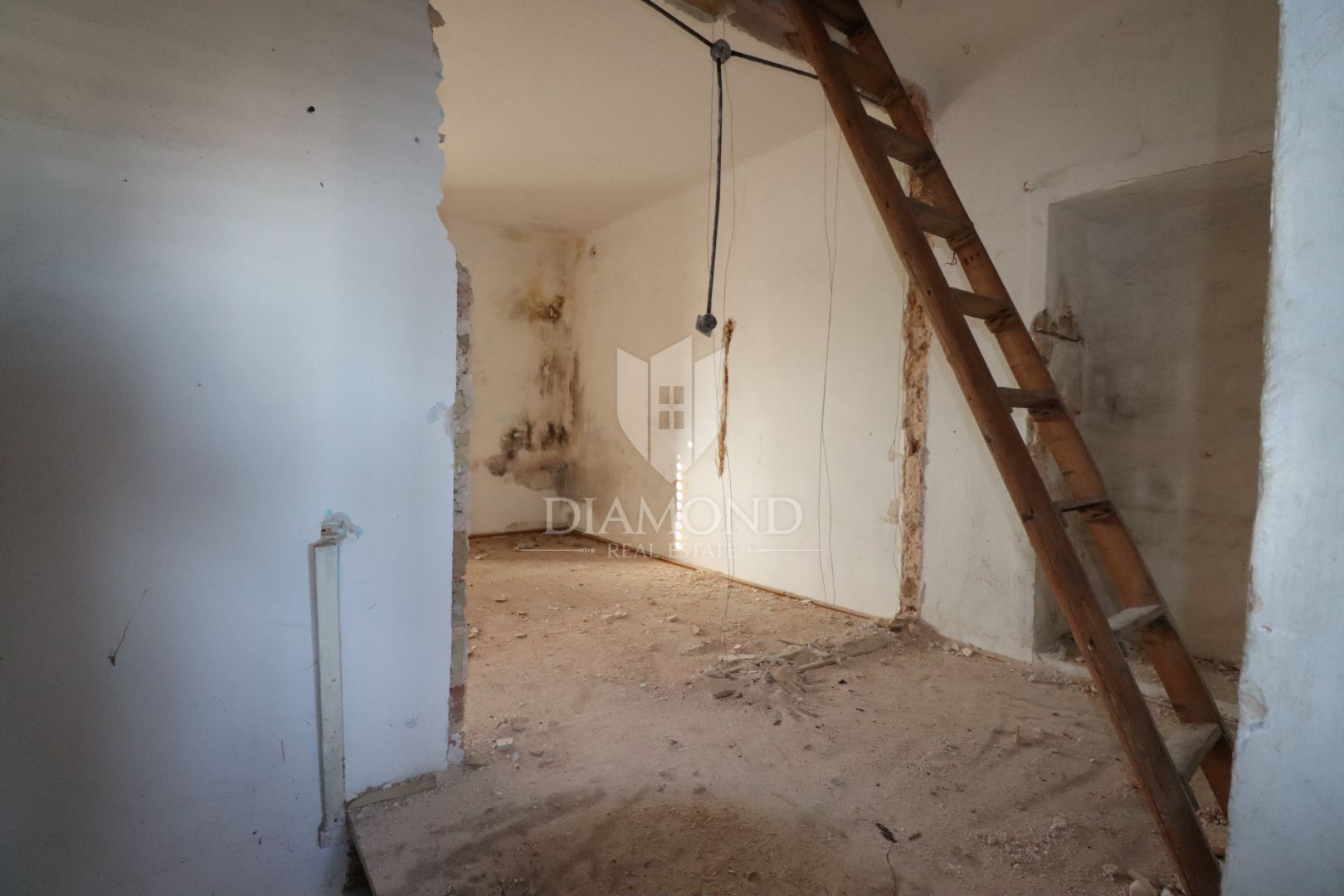 Žminj, zwei renovierungsbedürftige Häuser mit großem Hof