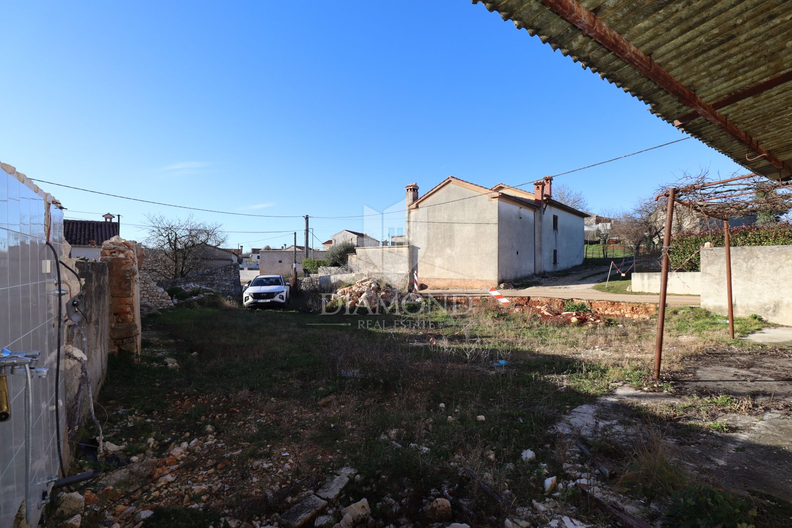 Žminj, zwei renovierungsbedürftige Häuser mit großem Hof