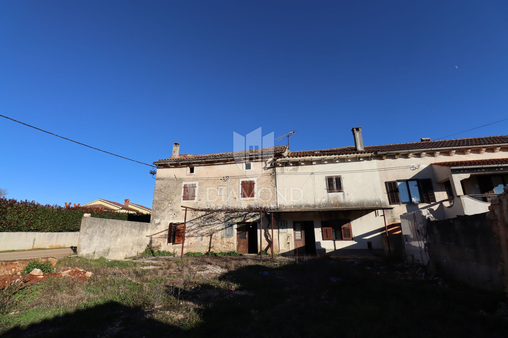 Žminj, zwei renovierungsbedürftige Häuser mit großem Hof