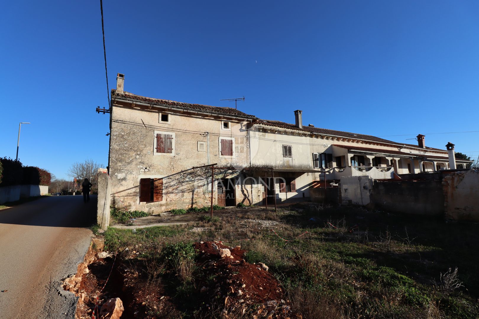 Žminj, zwei renovierungsbedürftige Häuser mit großem Hof