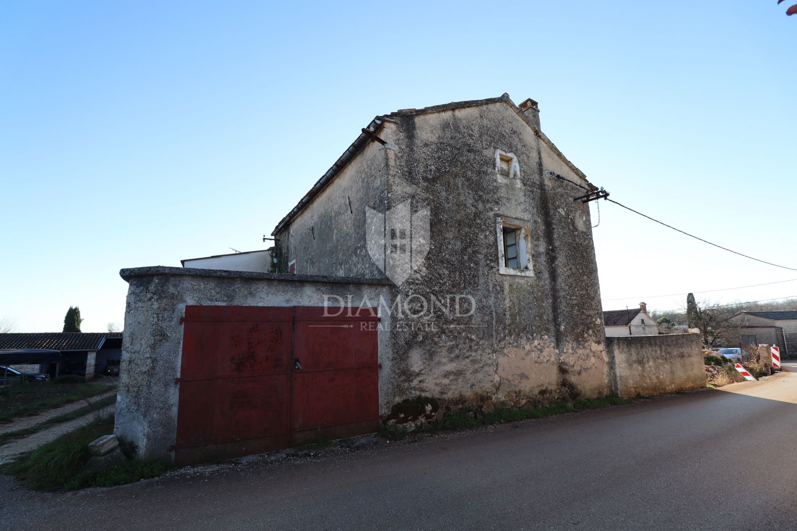 Žminj, zwei renovierungsbedürftige Häuser mit großem Hof