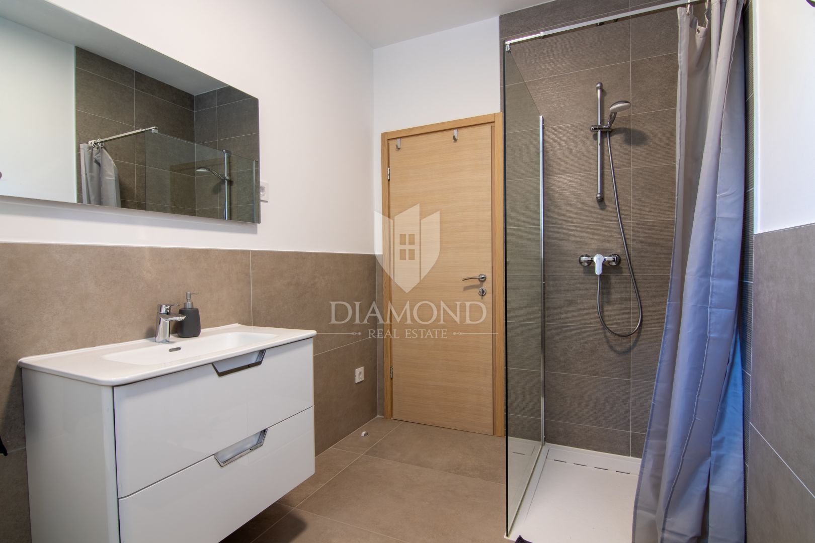 Labin, okolica, dvosoban stan u novogradnji, 1. red do mora