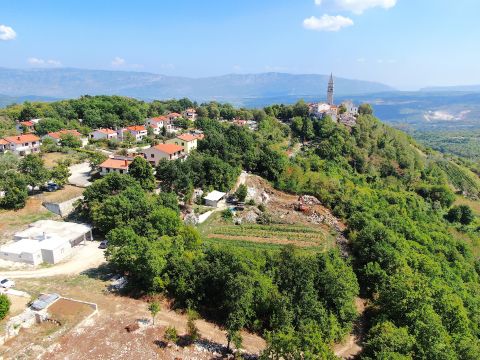 Pićan, building plot on the edge of the village with an open view